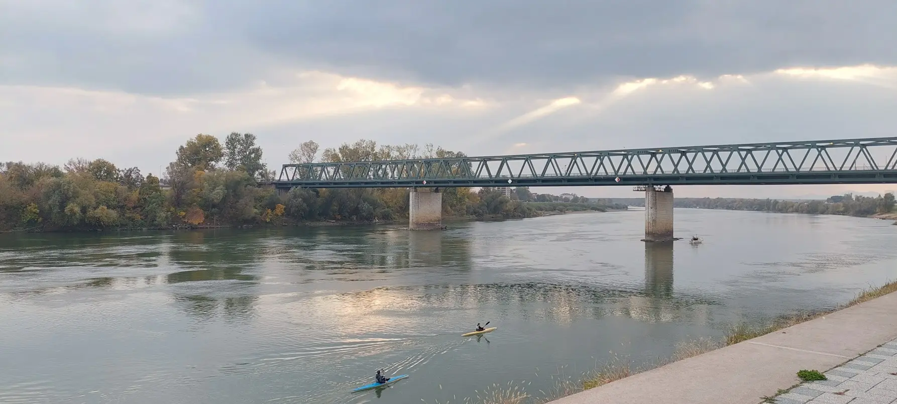 Rijeka Sava kod Slavonskog Broda i most prema Bosni. Nekoliko ljudi kajaka u rijeci