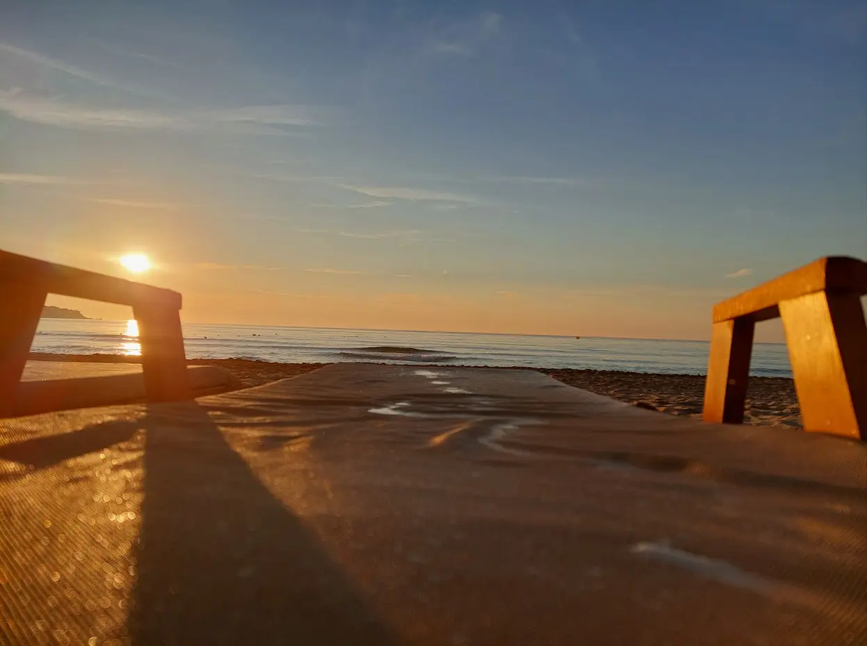 Ležaljka u zalazak sunca na plaži u blizini Sozopola