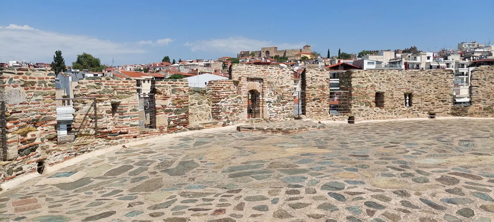 Utvrđene zidine i ruševine u Ano Poliju