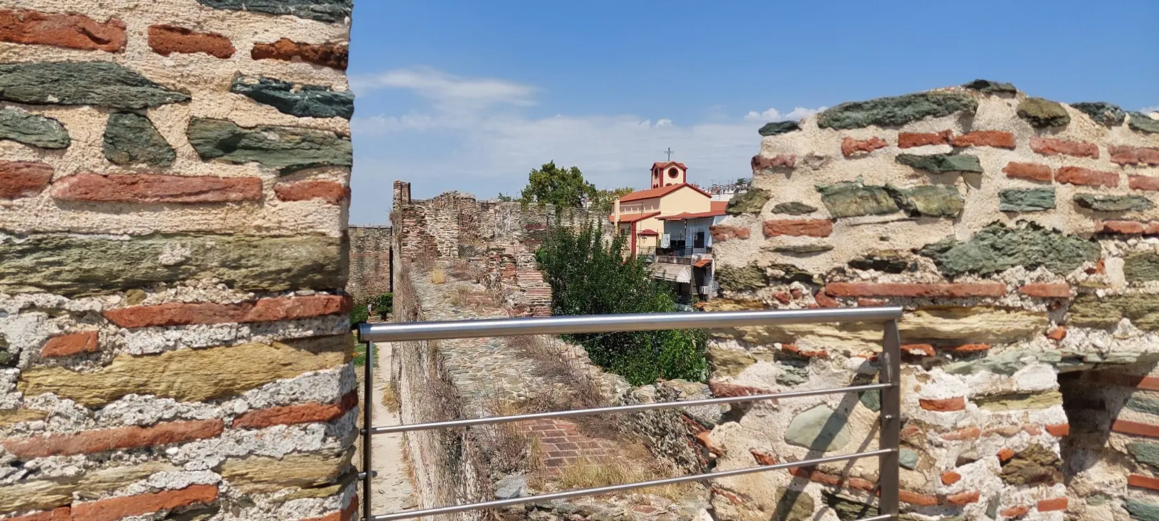 Pogled na crkvu kroz utvrđene zidine