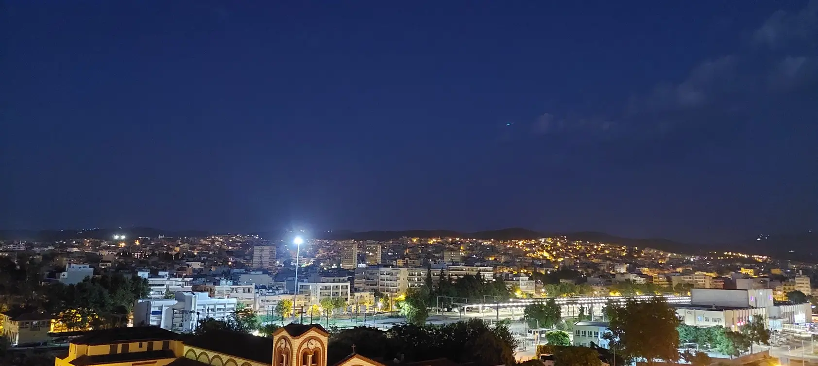 Noćni pogled na Solun s crkvom