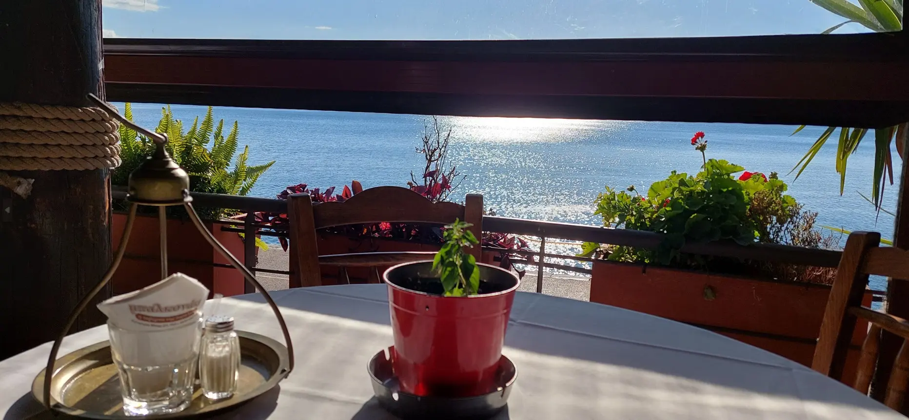 Pogled sa solunske promenade sa stolom i morem