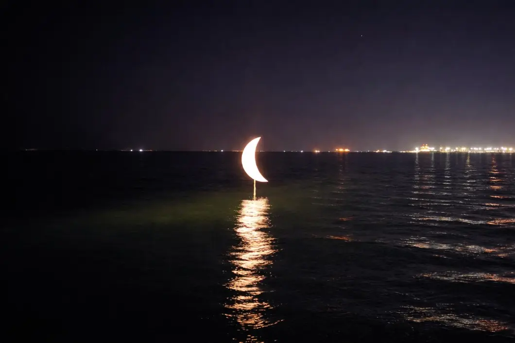 Svjetleća instalacija mjeseca na šetnici