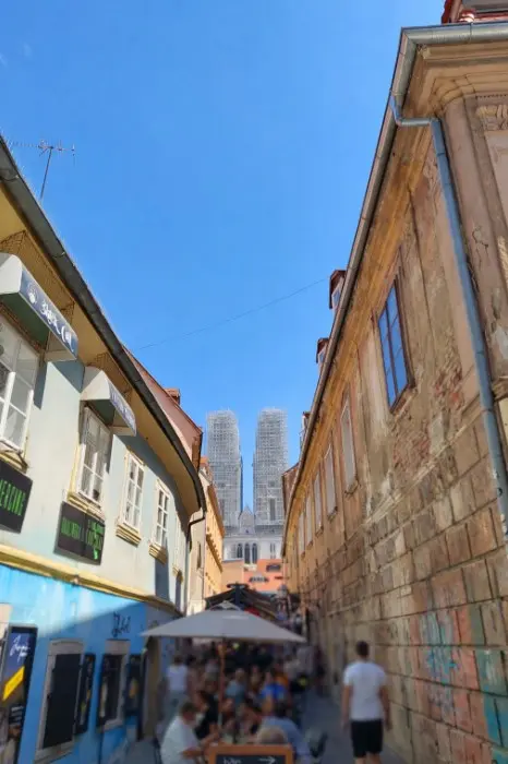 Pogled na katedralu iz ulice