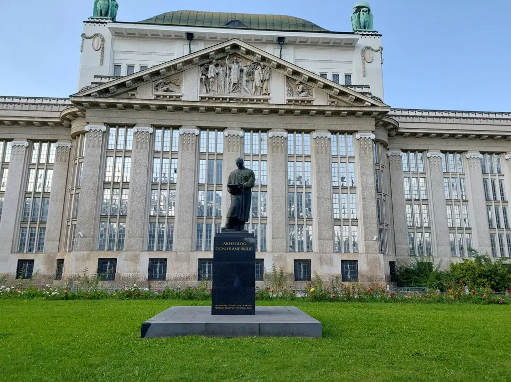 Arhivska zgrada sa spomenikom