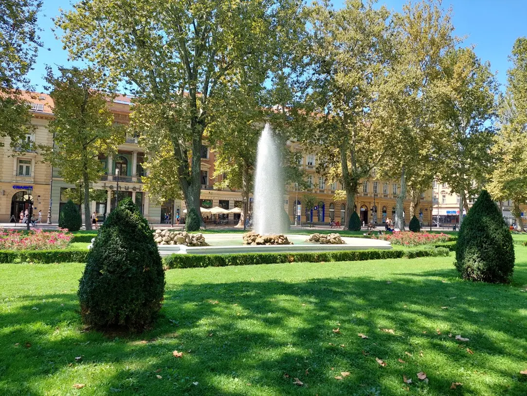 Gradski park s fontanom