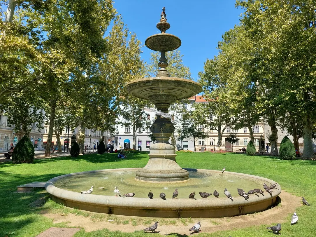 Parkovna fontana sa skulpturama