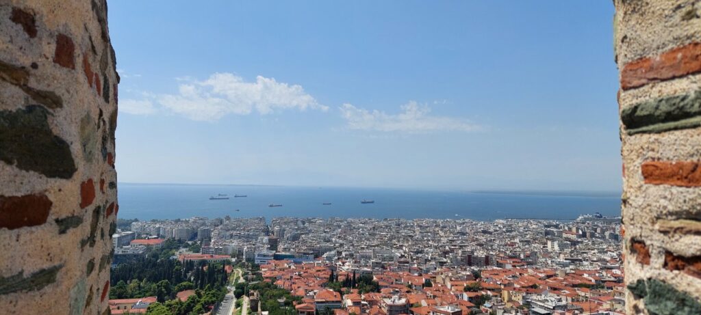 Vista de la ciudad y el mar.