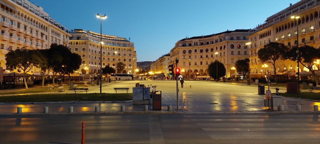 Площад "Аристотел", секунди преди гасенето на нощните светлини